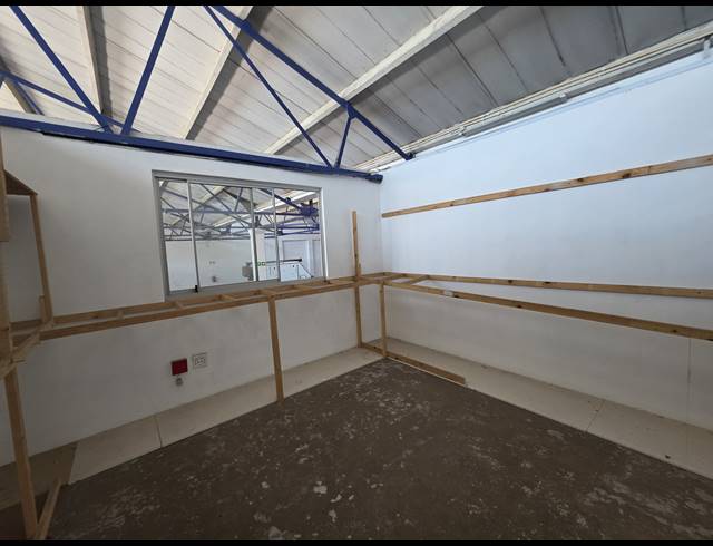 650M² WAREHOUSE TO LET IN PAARDEN EILAND